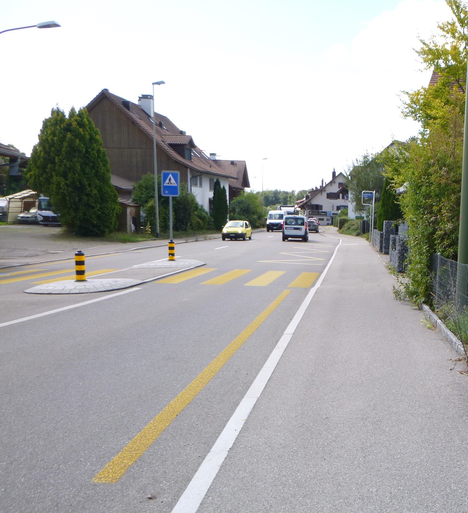 Strass mit Autos und Zebrastreifen